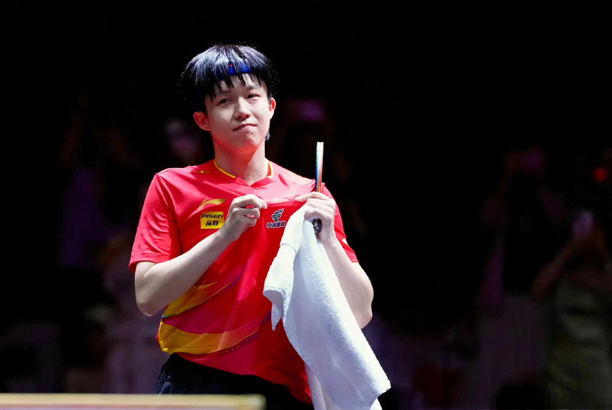 王楚钦赛点兑现，切尔西淘汰马德里竞技晋级四强，主帅激动落泪(王楚钦偷偷关注孙颖莎)